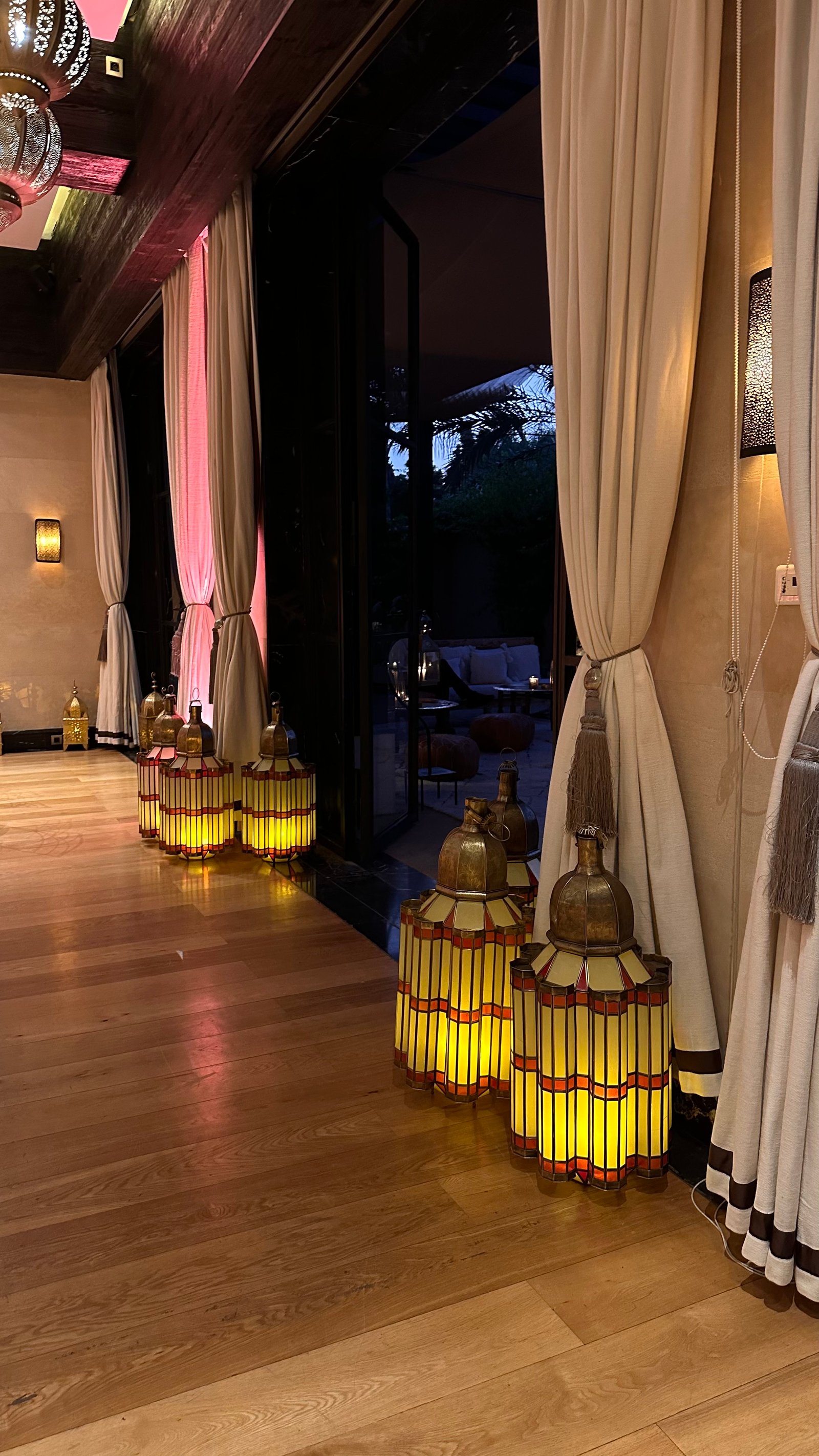 One Thousand and One Nights soirée at the Mandarin Oriental Marrakech — clouds of pierced brass lanterns, candlelit tablescapes and gold accents, produced by SBAI Events Production