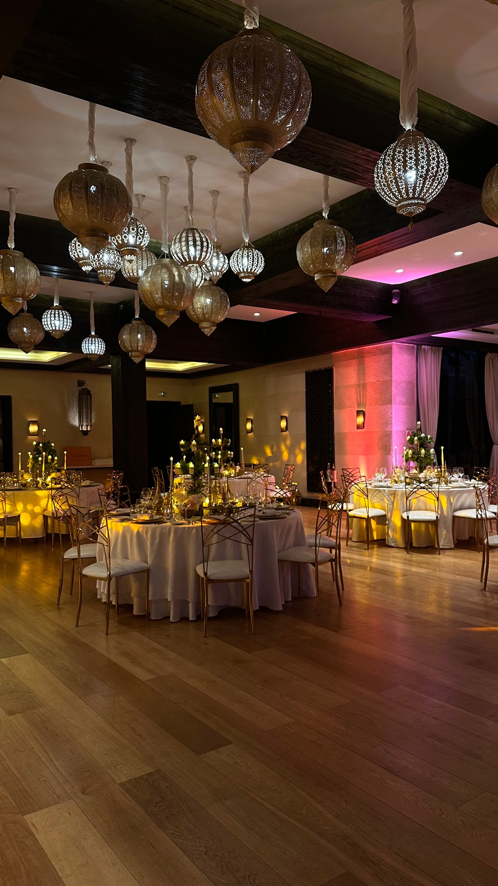 One Thousand and One Nights soirée at the Mandarin Oriental Marrakech — clouds of pierced brass lanterns, candlelit tablescapes and gold accents, produced by SBAI Events Production